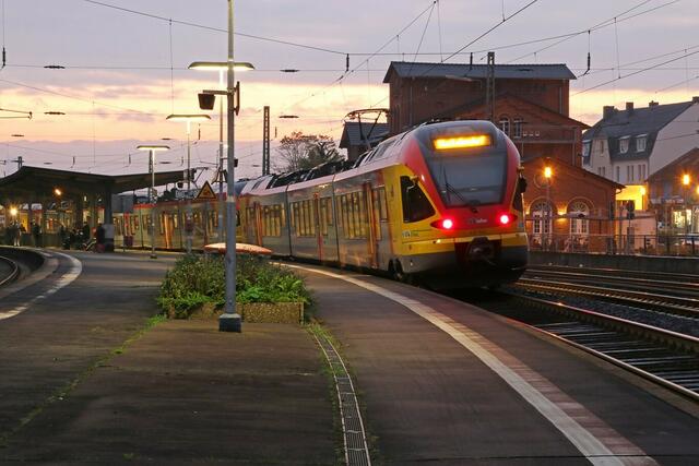Alter und neuer Triebwagen der HLB in Kirchhain am 21.10.2015