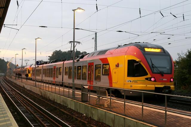 Alter und neuer Triebwagen der HLB in Stadtallendorf am 21.10.2015