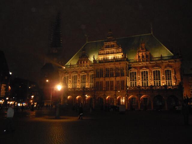 Das Bremer Rathaus am Abend.