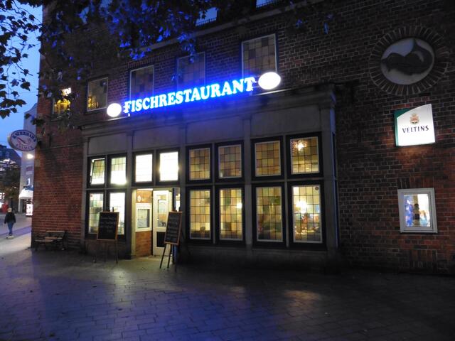 Das Fischrestaurant KNURRHAHN liegt sehr zentral.