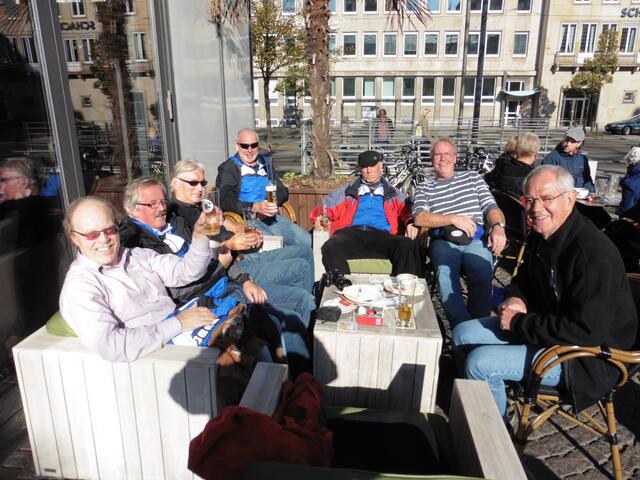 Am ALEX inder Sonne noch ein Getränke; dann folgte der nächste Programmpunkt.