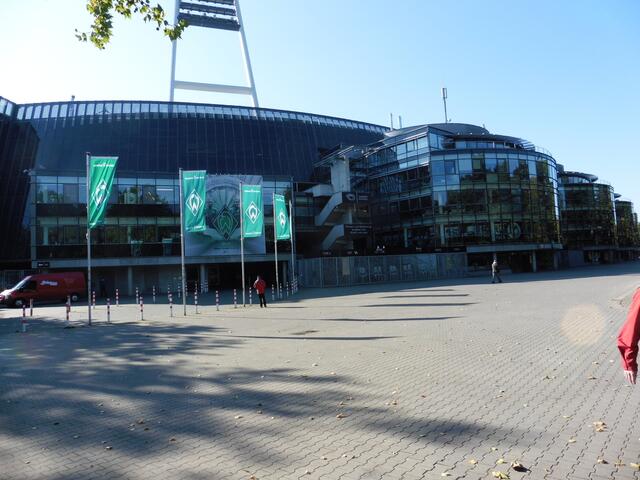 Von aussen ist das Weserstadion schön anzusehen, eigentlich wollten die Otzer Triathleten das Stadion auch von innen besichtigen, ABER ...