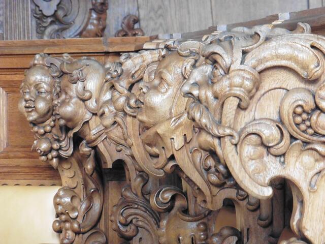 Bänke mit Holzschnittsarbeiten.