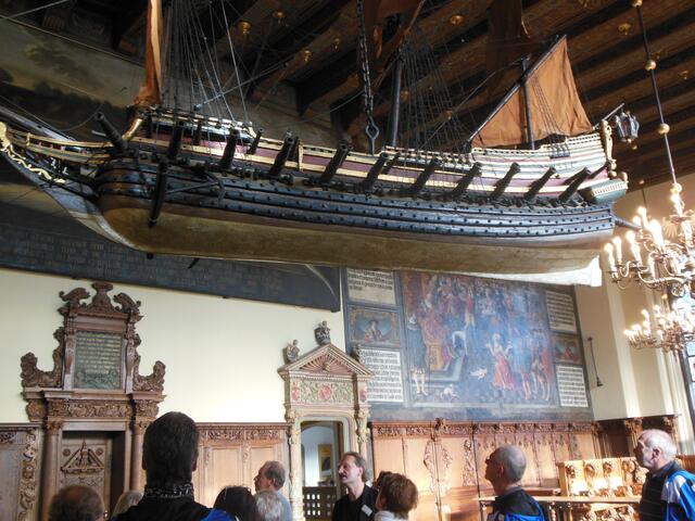 Schiffe über den Köpfen.