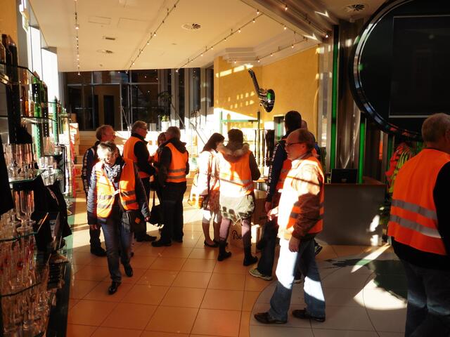 Die Gruppen wurden eingeteilt; es gab gelbe und orangene Westen (auch aus Sicherheitsgründen).