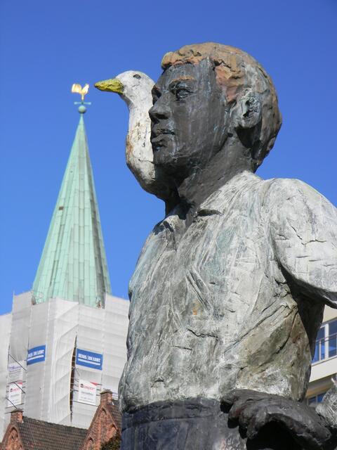 Die Möwe auf der Schhulter passt auf.