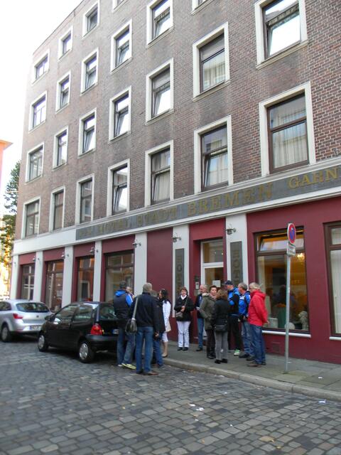 Die Herthaner versammeln sich vor dem Hotel Stadt Bremen um zum Essen zu gehen.