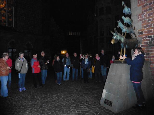 Das Anfassen an die Beide des Esels soll Glück bringen.