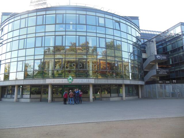 Nach dem schnellen Spaziergang von der Brauerei (über den Flohmarkt) zum Weserstadion, kamen die neun Herthaner ein paar Minuten zu spät.