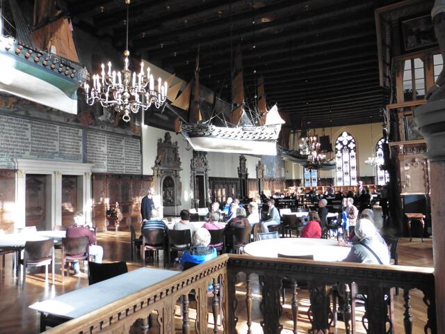 Auch an den Wänden sind wertvolle Bilder.