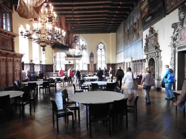 Die obere Rathaushalle ist sehr imponierend.