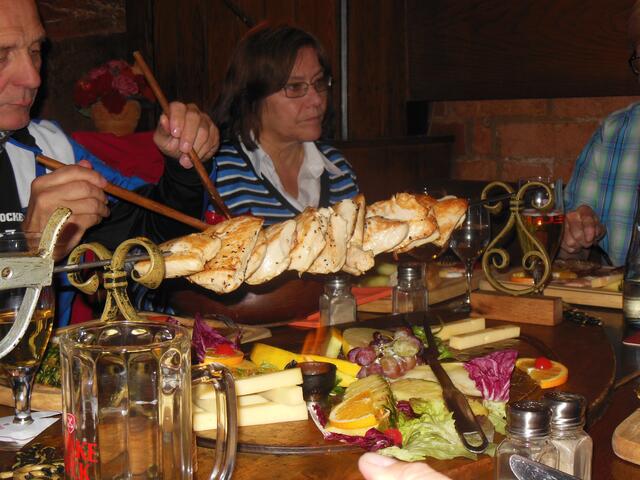 Von diesen Spiessen gab es drei Stück (für ca. 8 Personen) mit verschiedenen Fleischsorten.