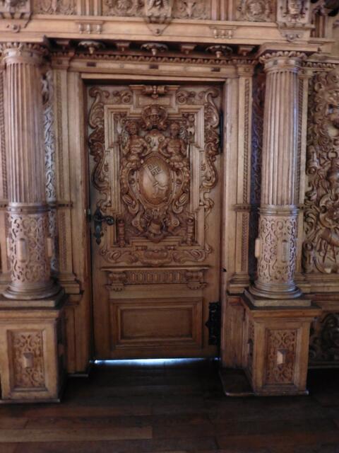 Einige Türen mit tollen Holzschnitzereien.