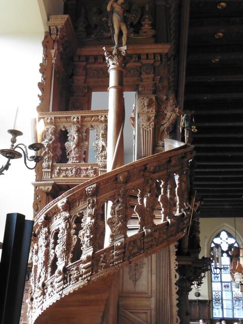 Die geschnitzte, barocke Wendeltreppe.