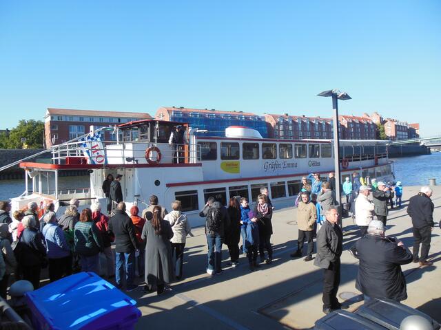 Schlangstehen am Boot für die Weser- und Hafenrundfahrt.