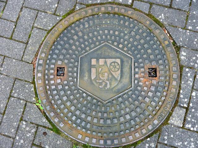 Ein Rheinland-Pfalz-Kanaldeckel