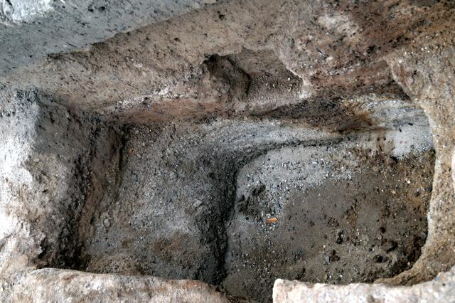 Die Verfärbungen im Erdreich geben Auskunft über die damalige Geschichte.