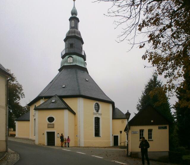 Als erstes fällt einem die Kirche ins Auge. Sie prägt das Ortsbild. Zwischen 1776 und 1779 wurde sie erbaut in Anlehnung an die Frauenkirche in Dresden.
