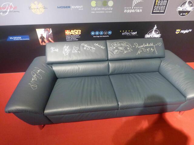 Diese Couch mit Unterschriften der Künstler wird versteigert