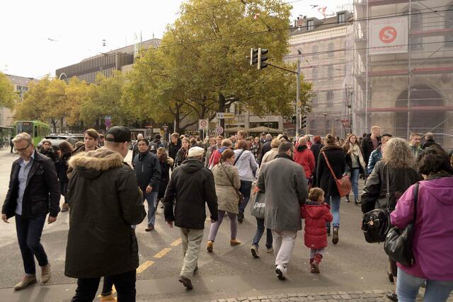 Bis zu 9.000 Fußgänger kreuzen hier pro Stunde die Straßenbahngleise