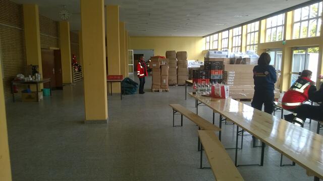 24.10.15: Die Realschule Gronau wird für Flüchtlinge von Handwerkern, Johannitern und TSV vorbereitet !