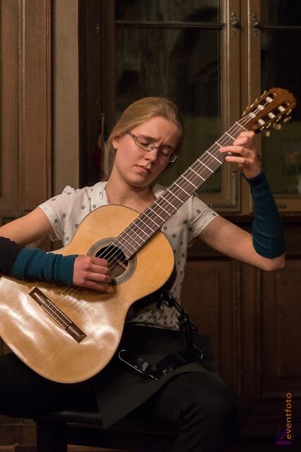 Friedberger Flügel 2015 - Begeisterte die Gäste mit ihrem exzellenten Gitarrespiel: Leonora Spangenberger