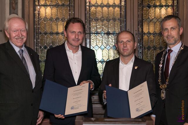 Friedberger Flügel 2015 - v.l.: Laudator Manfred Hirt, Voxeljet Geschäftsführer Rudolf Franz und Dr. Ingo Ederer und Friedbergs Bürgermeister Roland Eichmann