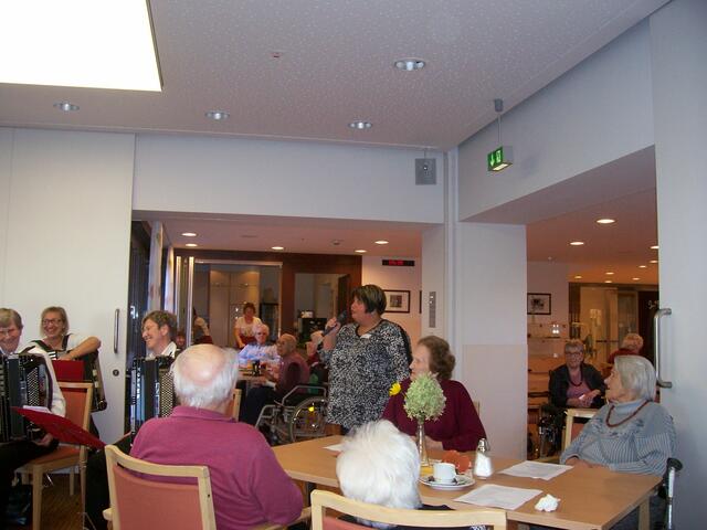 Pflegedienstleiterin Silvia Rölz moderiert durch den Nachmittag.