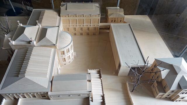 Das Modell zeigt, das zwischen dem alten Museumsgebäude (links) und dem Neubau (halbrechts) ein Ausstellungshof entsteht.