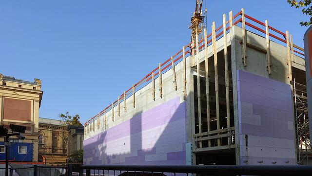 Die großen Sichtbeton- und Glasflächen der Neubaufassaden bestimmen das Erscheinungsbild des Museumsneubaus.