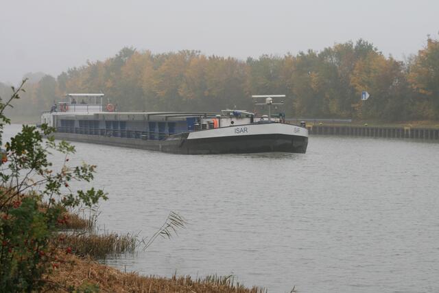 Ein Schiff bahnt sich den Weg