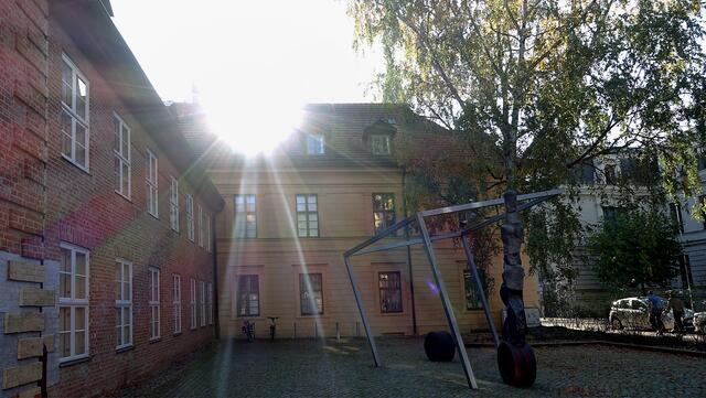Kunstobjekt ohne Titel, geschaffen von Reinhard Buch, 1995, vor dem Schleswig-Holstein-Haus in der Puschkinstraße. Foto: Helmut Kuzina