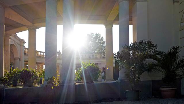 Die Herbstsonne überstrahlt den Muschelbrunnen, der im Kolonnadenhof des Schlosses steht. Foto: Helmut Kuzina