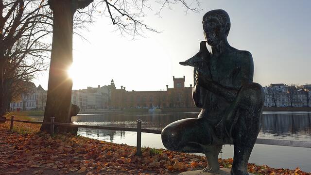 Die Bronzeskulpur "Der Junge mit der Taube" von August Martin befindet sich am Ufer des Pfaffenteichs. Foto: Helmut Kuzina