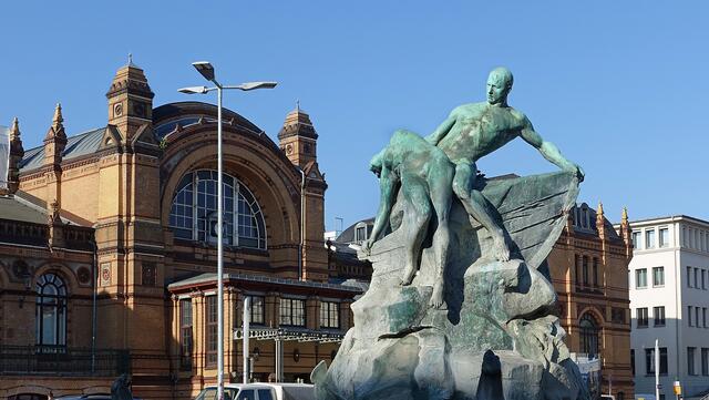 Auf dem Bahnhofsvorplatz befindet sich der Brunnen "Rettung in Seenot" aus dem Jahr 1910. Die Bronzeplastiken stammen von Hugo Berwald. Foto: Helmut Kuzina