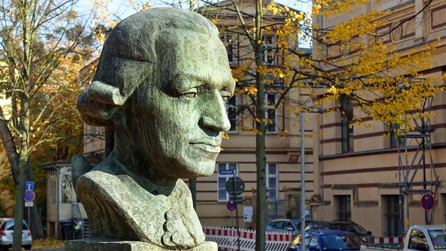 Auf dem Ekhofplatz neben dem Theater erinnert ein Denkmal an den Schauspieler Conrad Ekhof (1720 – 1778), den „Vater der deutschen Schauspielkunst“. Die Bronzebüste (1961) stammt von Hans Kies. Foto: Helmut Kuzina