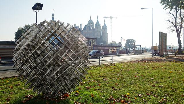 François Morellet, Edelstahlskulptur an der Werderstraße, im Hintergrund das Schweriner Schloss. Foto: Helmut Kuzina