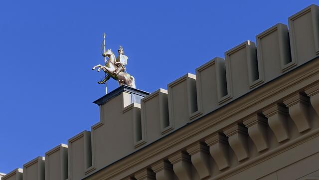 Der Goldene Reiter auf der Mittelzinne des Altstädtischen Rathauses erinnert an Heinrich den Löwen. Foto: Helmut Kuzina