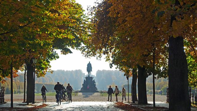 Das Reiterstandbild Großherzog Friedrich Franz II. befindet sich im Schlossgarten. Foto: Helmut Kuzina