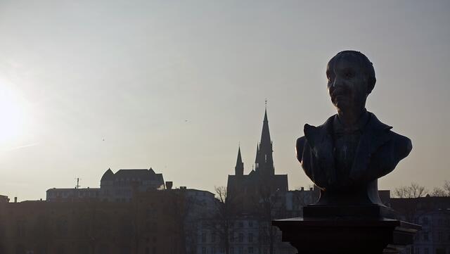 Das Schliemann-Denkmal (die Büste ist ein Nachguss, den der Bildhauer Bernd Streiter anfertigte) vor der Paulskirche. Foto: Helmut Kuzina
