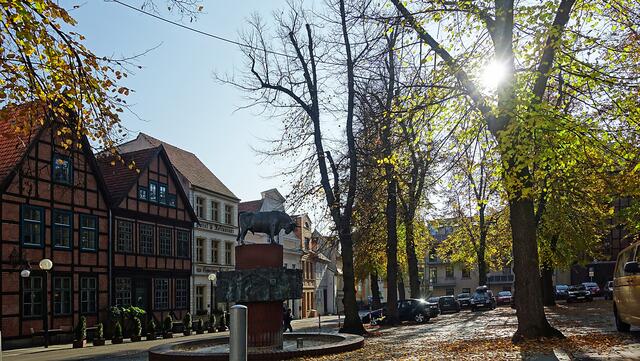 Auf dem Schlachtermarkt steht der Brunnen „Von Herrn Pastor sin Kauh“. Der Bildhauer Stefan Horota schuf 1979 das umlaufende Bronze-Reliefband, das erheiternde Szenen des Liedes darstellt. Foto: Helmut Kuzina