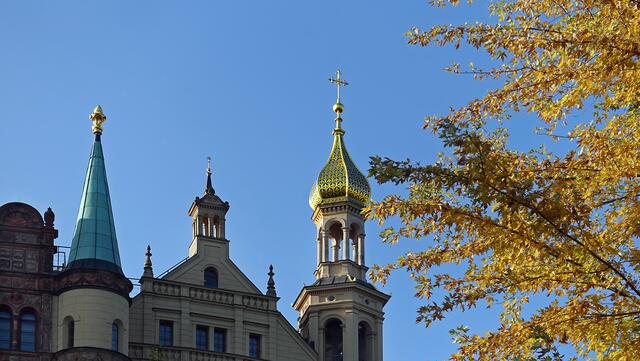 Herbstlaub in der Konkurrenz zu den vergoldeten Schlosstürmchen. Foto: Helmut Kuzina