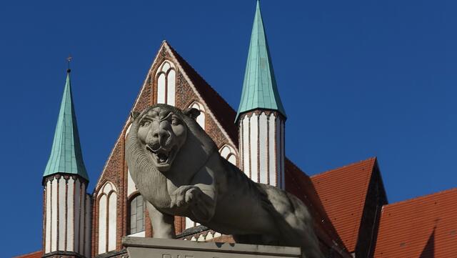 Vor dem Dom ragt das Löwendenkmal des Konstanzer Bildhauers Peter Lenk in die Höhe. Foto: Helmut Kuzina
