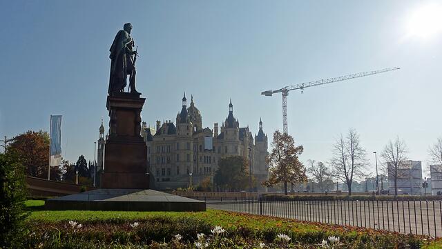 Standbild Großherzog Paul Friedrich (1800 -1842) auf dem Platz "Alter Garten". Foto: Helmut Kuzina
