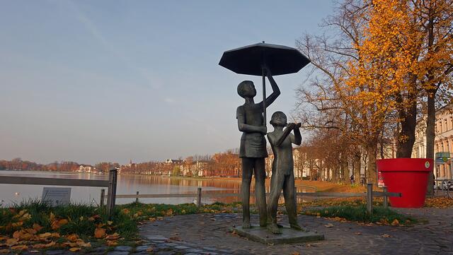 Die „Schirmkinder“ des Bildhauers Stephan Horota stehen am Pfaffenteich. Foto: Helmut Kuzina