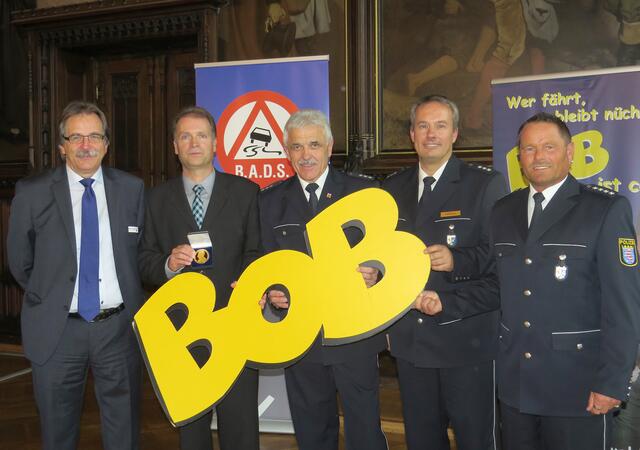 Das BOB-Team aus Mittelhessen mit dem BOB-Schriftzug und dem Preisträger Kaletsch