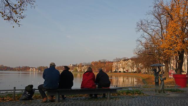 Noch lädt die Herbstsonne zum Verweilen am Pfaffenteich ein. Foto: Helmut Kuzina