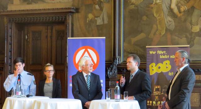 Lockere Gesprächsrunde im Rahmen der Preisverleihung der Senator-Lothar-Danner-Medaille zwischen dem Pressesprecher des B.A.D.S., Norbert Radzanowski (Mitte), und den Preisträgern der Aktion BOB - ein Video dazu befindet sich auf der BOB-Seite unter: www.aktion-bob.de
