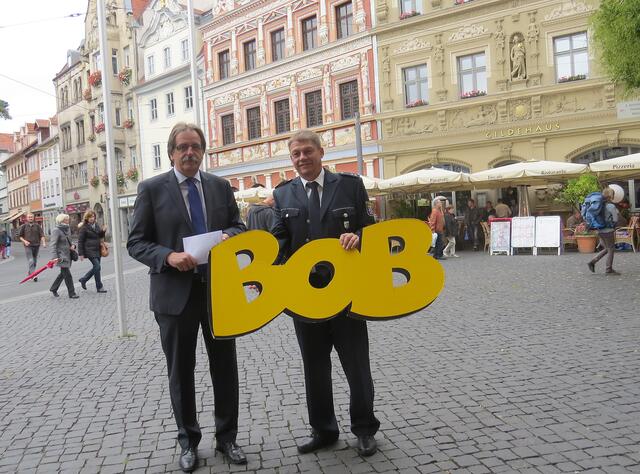 Polizeivizepräsident Peter Kreuter und Polizeioberkommissar Jürgen Sill mit dem Schriftzug der Aktion BOB in Erfurt