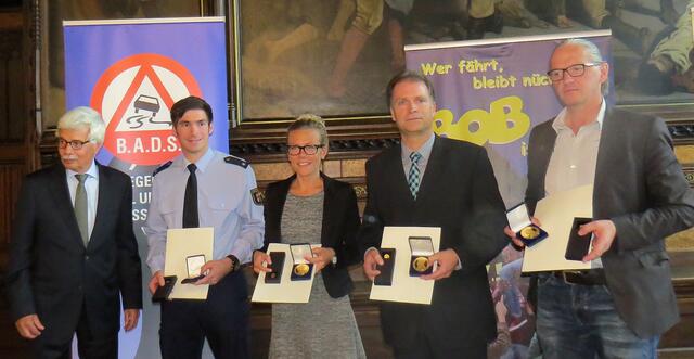 Die vier Protagonisten zusammen mit dem Präsidenten des B.A.D.S. Dr. Peter Gerhardt (links), v.l. Polizeikommissar und Rallye-Fahrer Marijan Griebel, Fahrlehrerin Nadine Nagel, Polizeidirektor Manfred Kaletsch und Gastwirt Joachim Wohlfart